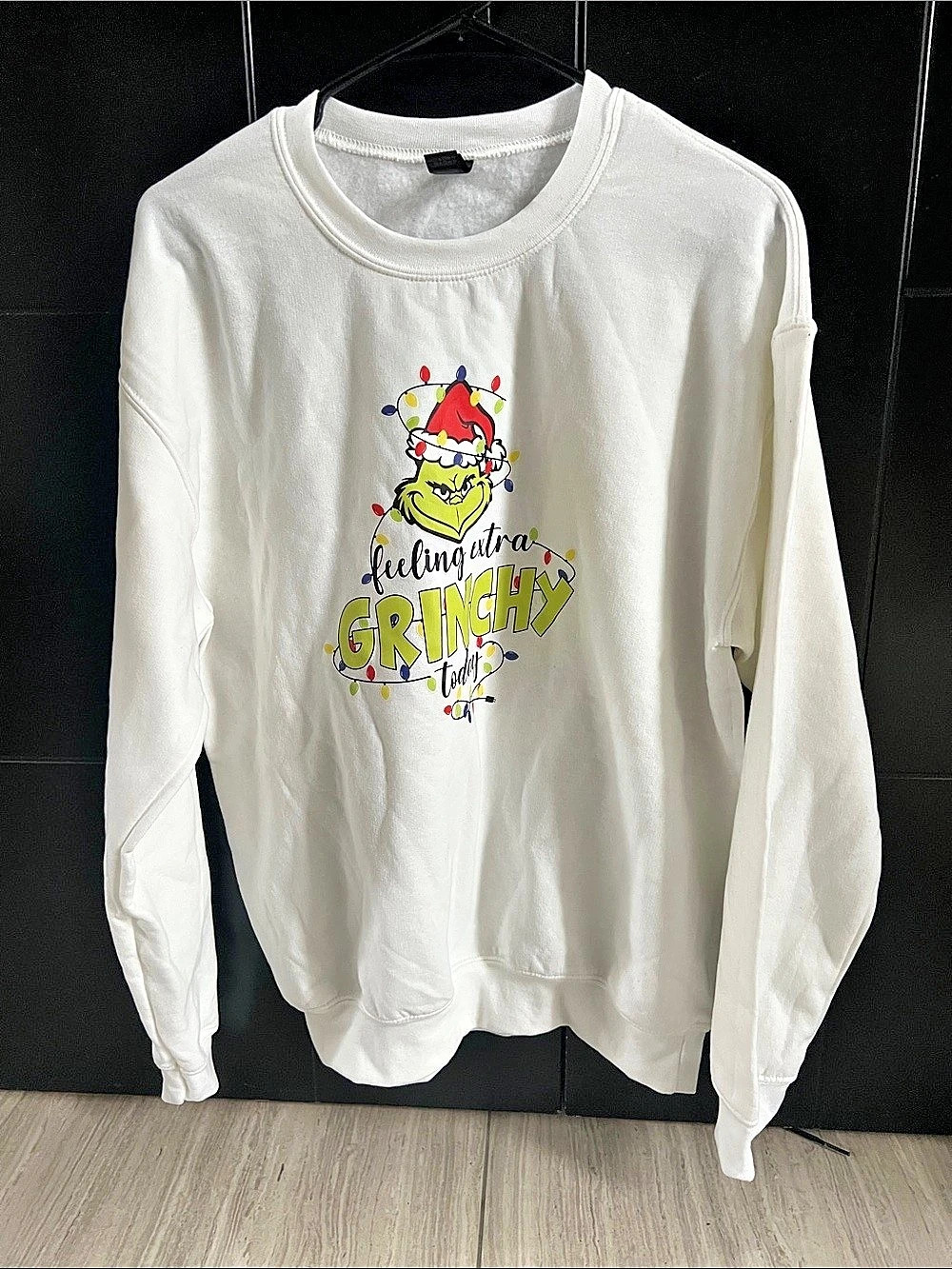 Gildan Holiday Grinch Graphic Sweatshirt White Size Medium Like New